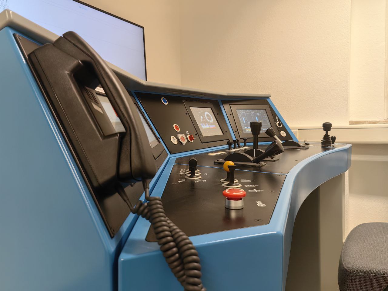 Bedienelemente, Handapparat und Displays am Führerpult